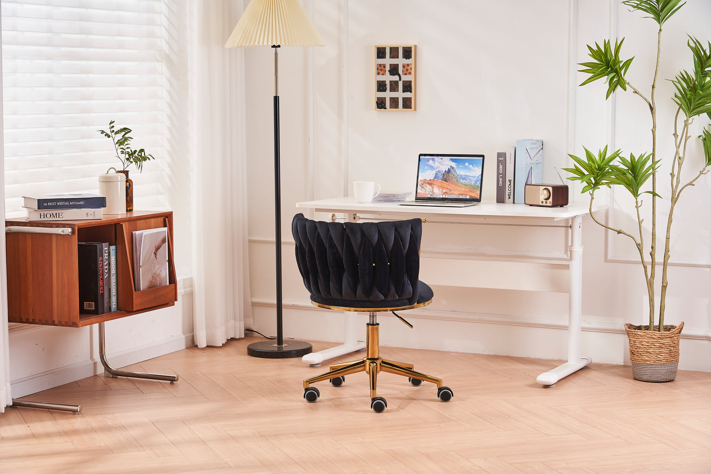 Office desks and chairs, with adjustable wheels and cushioned office desks and chairs that conform to ergonomics (black)