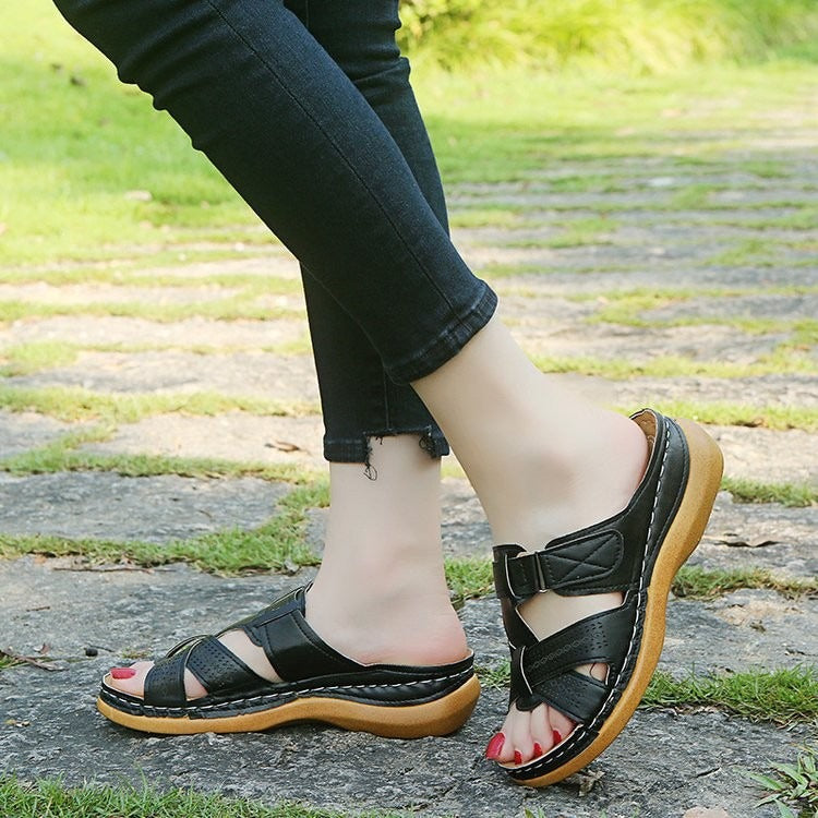 Sandals for women with thick soles and sloping heels, wearing beach sandals on the outside