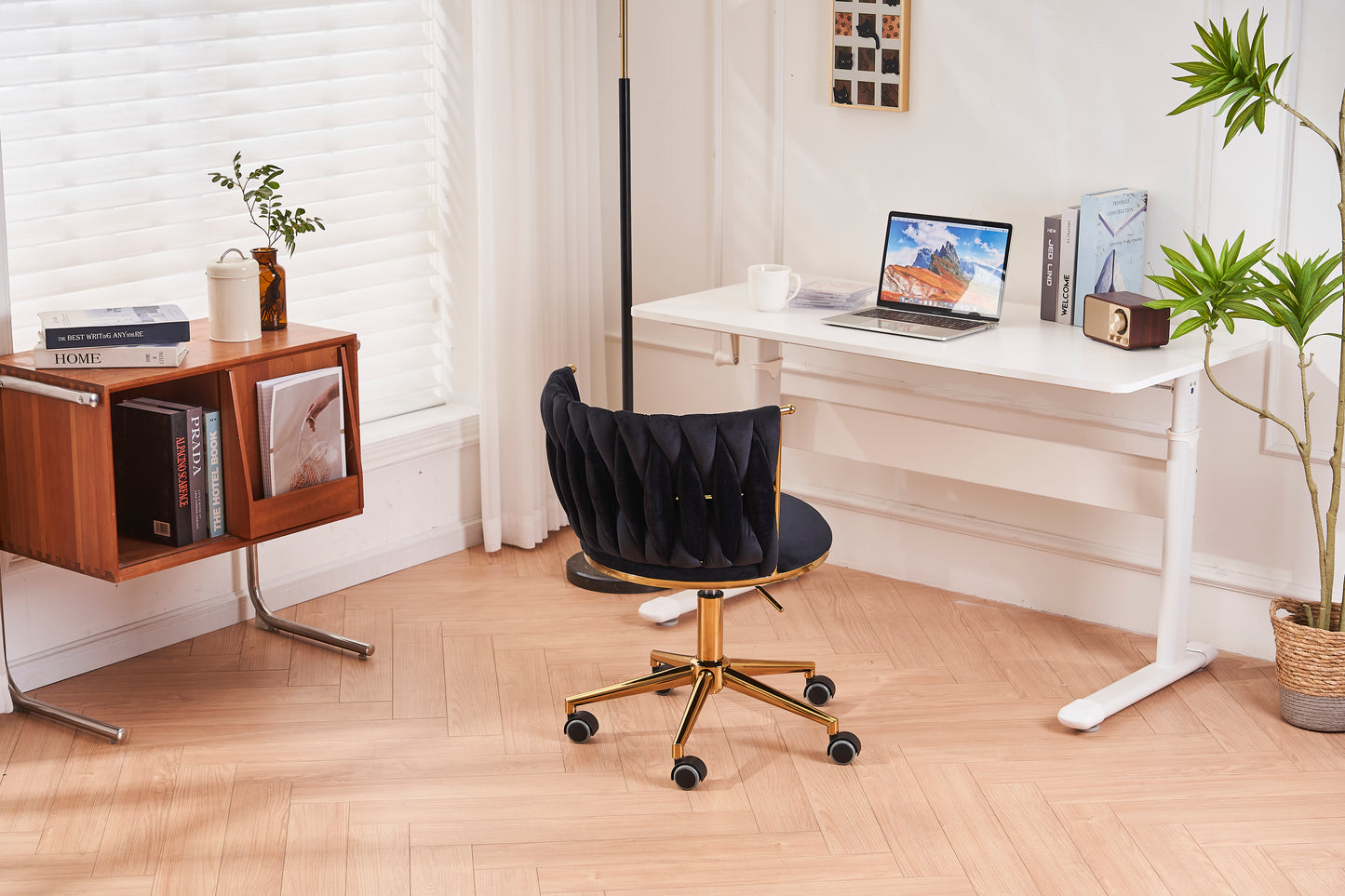 Office desks and chairs, with adjustable wheels and cushioned office desks and chairs that conform to ergonomics (black)