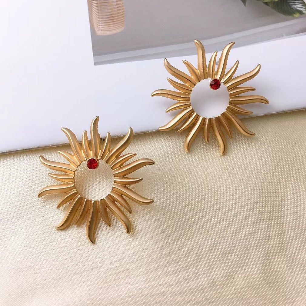 Sunflower earrings with a niche design sense, simple style, retro alloy, fashionable matte gold