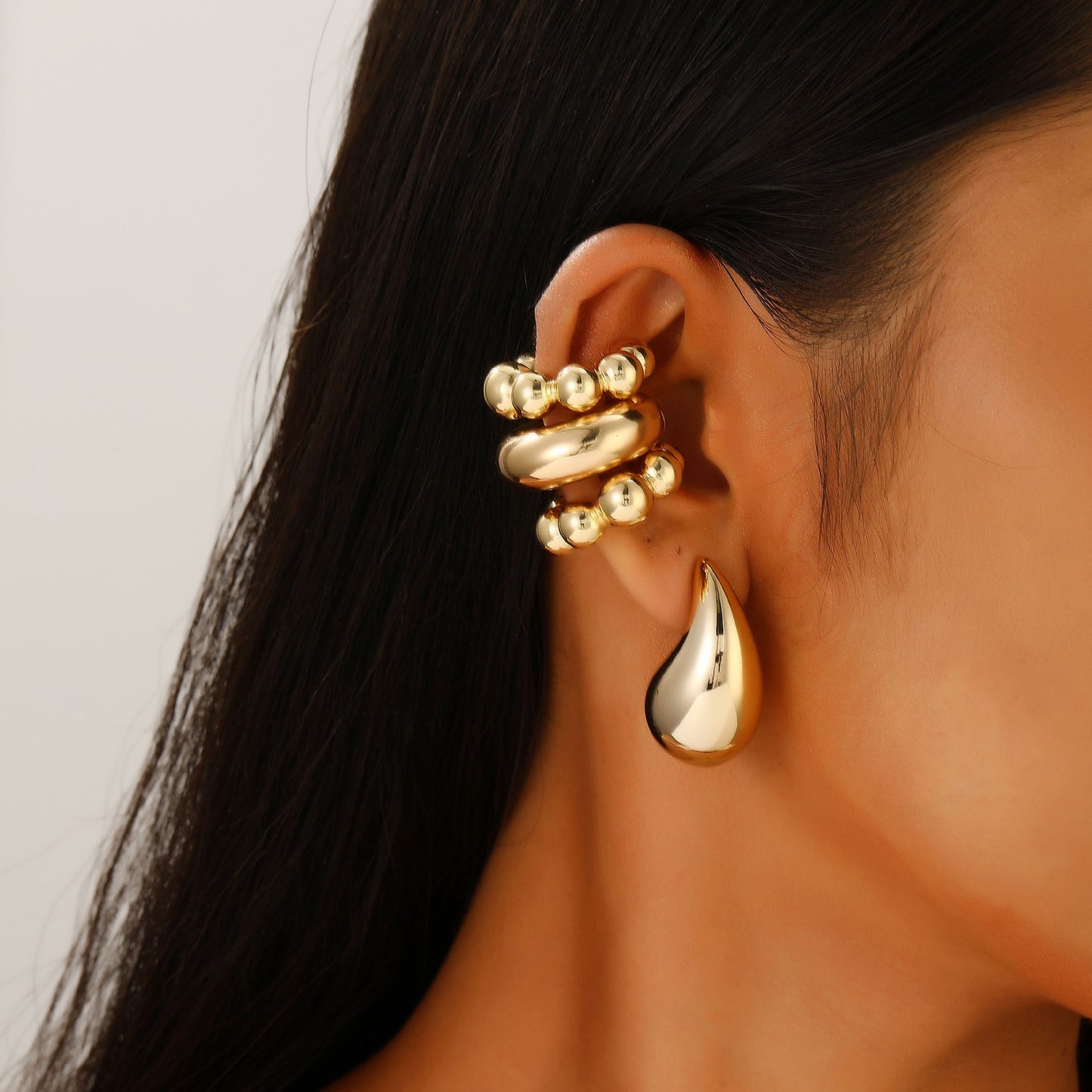 Fashionable, simple, versatile earrings with elegant hollow ear clips and atmospheric gold-plated earrings