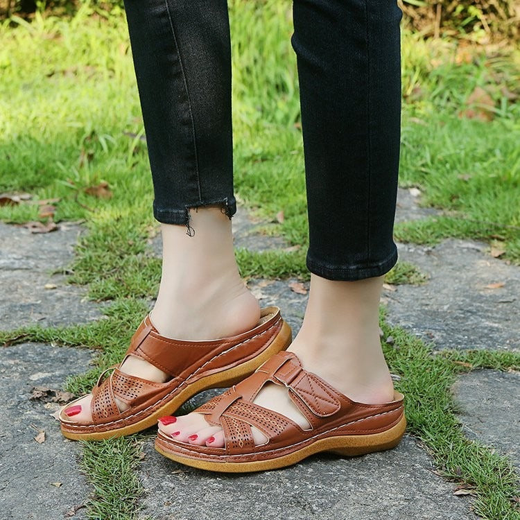 Sandals for women with thick soles and sloping heels, wearing beach sandals on the outside