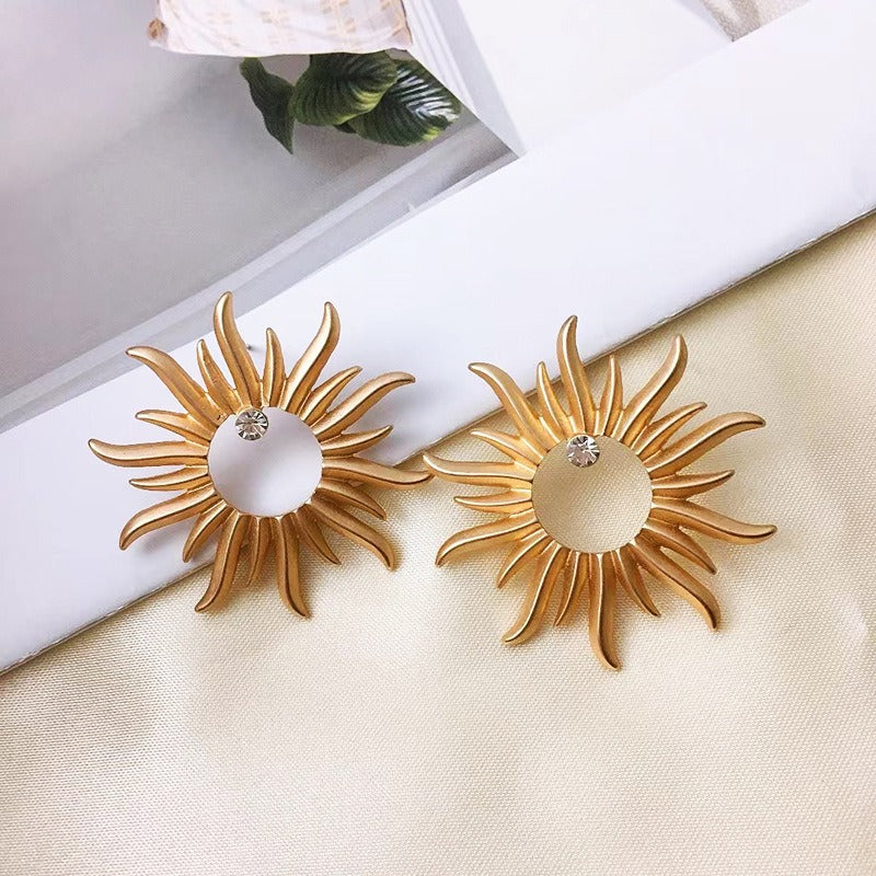 Sunflower earrings with a niche design sense, simple style, retro alloy, fashionable matte gold