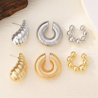 Fashionable, simple, versatile earrings with elegant hollow ear clips and atmospheric gold-plated earrings